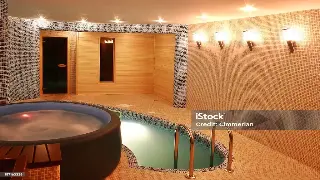 按摩技巧进阶:巧用工具,倍增舒适,深层放松体验 海报